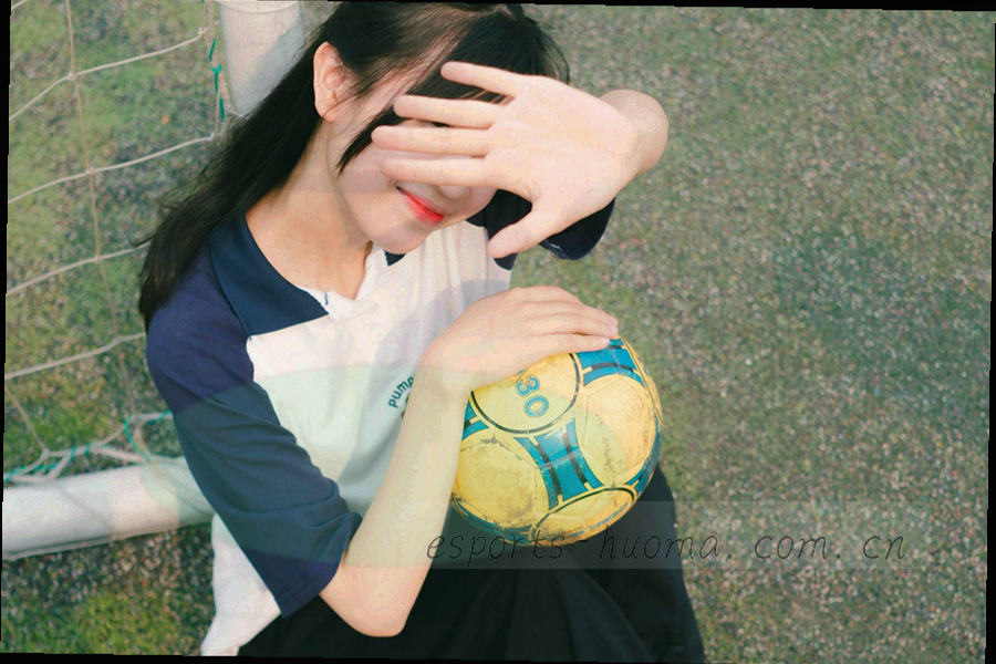 客户端界面更新日志与版本号排列在暗色界面上